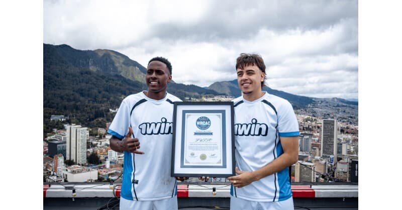 1win and FUTTO Set World Record with Highest Football Match on Bogotá Skyscraper
